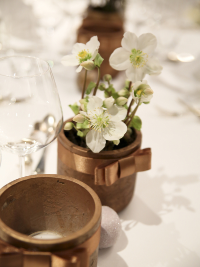 Tischdekoration Hochzeit mit Christrosen
