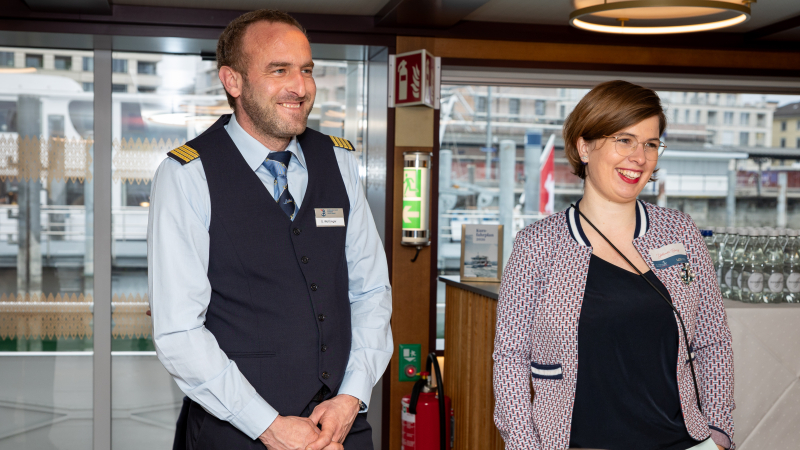 Kapitän und Hochzeitsplanerin