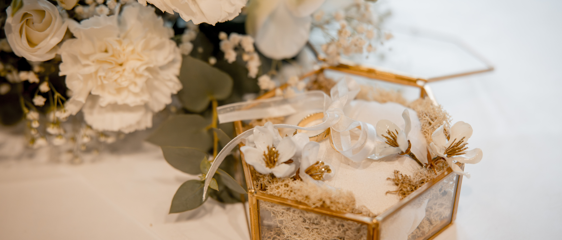 Eine intime Winterhochzeit in Weiss und Gold