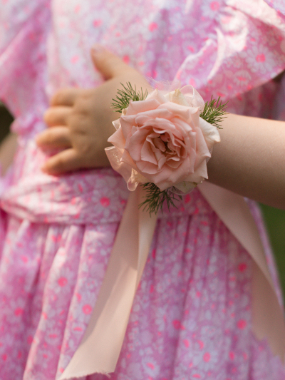 Blumenarmband für die Tochter des Brautpaares