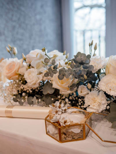 Trauungsdekoration in weiss und gold