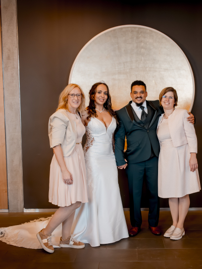 Brautpaar mit Traurednerin und Hochzeitsplanerin