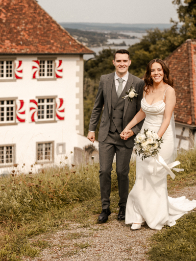 Brautpaar vor dem Schloss Freudenfels