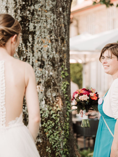 Braut und Hochzeitsplanerin